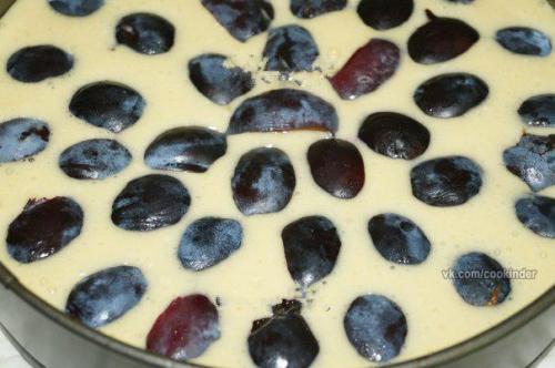 Рецепт творожного пирога со сливами. 05