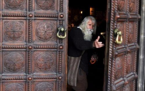 Самый щедрый нищий добри - дедушка. 01