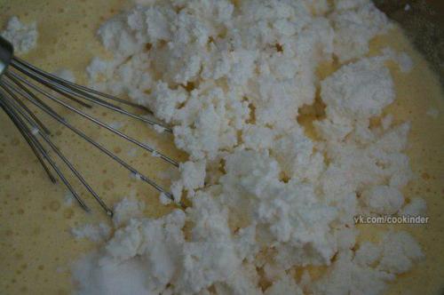 Рецепт творожного пирога со сливами. 04