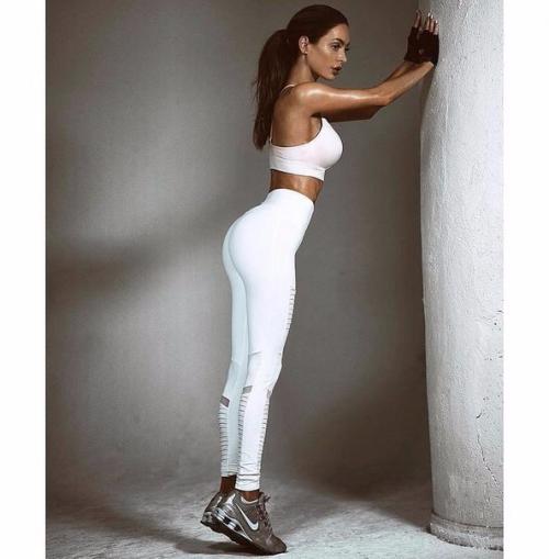 Взгляните на эти фотографии 33-летней фитнес - модели Сары стейдж и попробуйте понять, что скрывает эта девушка. 04