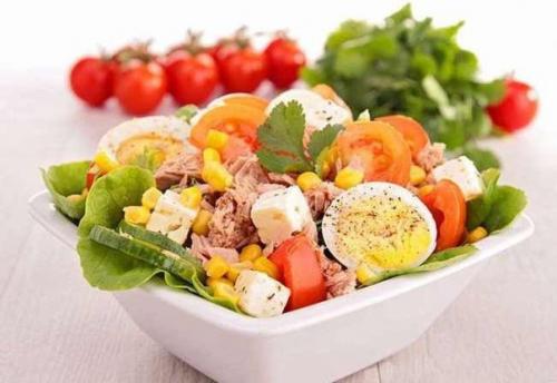 Салат с тунцом, яйцом и томатами.