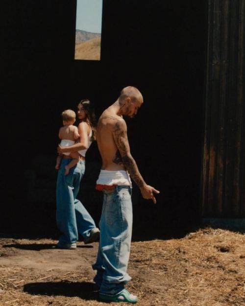 Джастин бибер порадовал своих поклонников новой фотосессией вместе с женой хейли и их сыном. 02