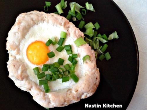 Запеченное яйцо с куриным фаршем.
