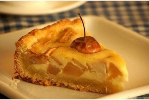 Яблочный пирог. 

Еще одна вариация на тему яблочного пирога, вся прелесть этого пирога в сливочной заливке. 

