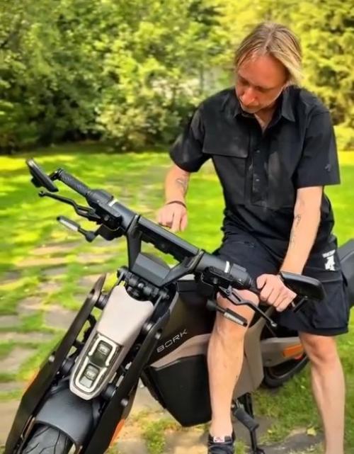 Плющенко - теперь не только Золотой Мальчик, но и хромированный всадник. 01