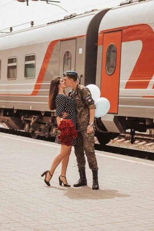 Знакомы с детского сада, вместе учились в школе, уже 3 года встречаемся. 06