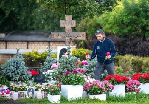 Петра чернышева сфотографировали на могиле Анастасии Заворотнюк. 02