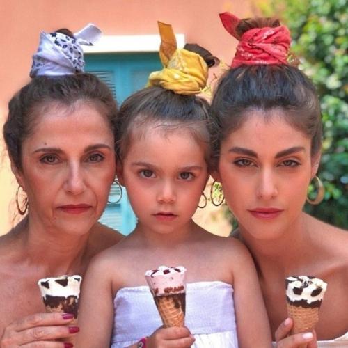 Бабушка, мама и дочка делают атмосферные фото 3-х поколений. 02