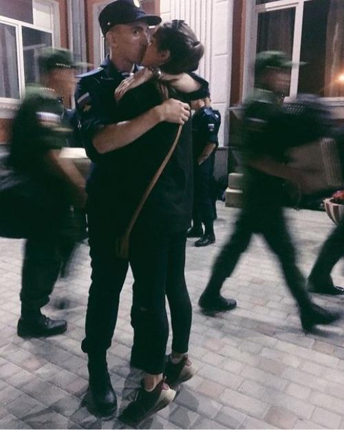 Знакомы с детского сада, вместе учились в школе, уже 3 года встречаемся. 02