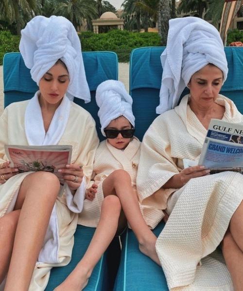 Бабушка, мама и дочка делают атмосферные фото 3-х поколений. 01