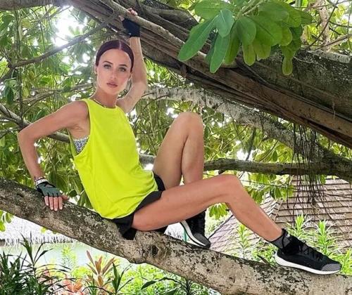 Волочкова занервничала.  Мирослава Карпович шпагат на Мальдивах показала. 02