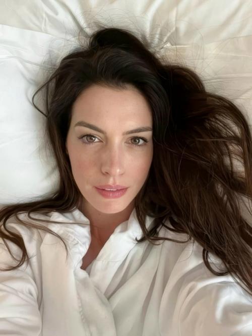 42-Летняя Энн хэтэуэй снова поразила поклонников своей красотой - в сети обсуждают, как ей удаётся выглядеть на 25. 01