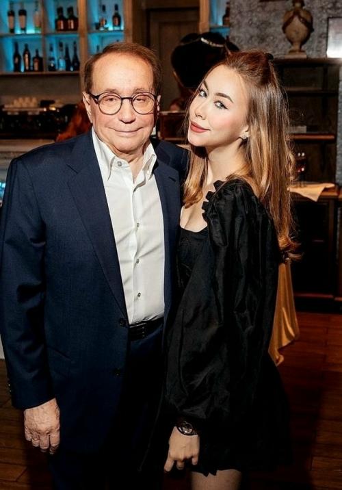 Свежие посты 19-летней Таисии, внучки Александра маслякова, снова стали предметом обсуждения в обществе. 02