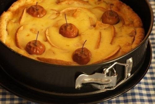 Яблочный пирог.   Еще одна вариация на тему яблочного пирога, вся прелесть этого пирога в сливочной заливке. 05