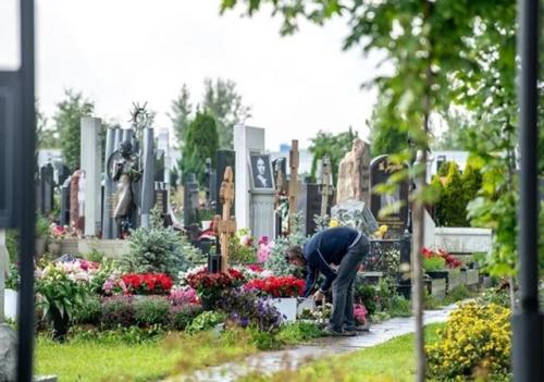 Петра чернышева сфотографировали на могиле Анастасии Заворотнюк. 01