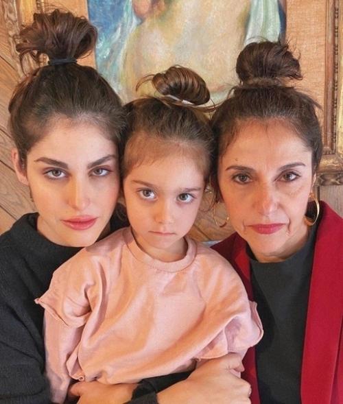 Бабушка, мама и дочка делают атмосферные фото 3-х поколений. 04