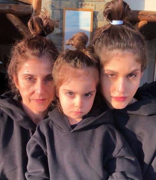 Бабушка, мама и дочка делают атмосферные фото 3-х поколений. 03