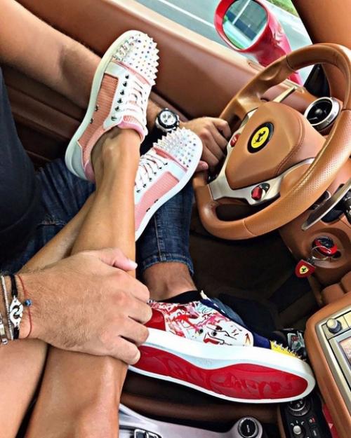 Мне трудно понять, почему из сотен абсолютно разных людей находится один человек, который зацепит так, что остальные просто померкнут на его фоне.