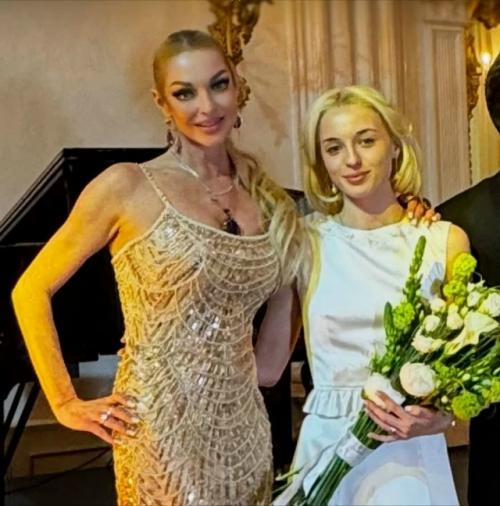 Анастасия Волочкова трогательно поздравила свою дочь Ариадну с 20-летием, поделившись этим важным событием в своих социальных сетях.  