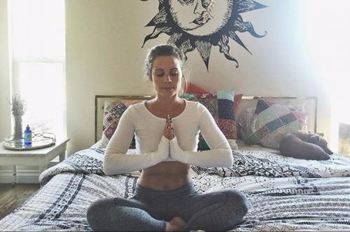 Комплекс асан для утренней практики в постели! Комплекс асан для утренней практики в постели!