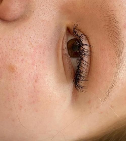 Всем привет!  Я меня зовут Анна и начинающий мастер по наращиванию ресниц. 01