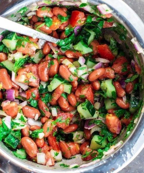 Салат из красной фасоли.