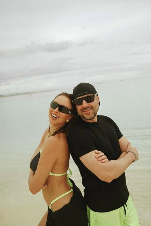 Полина Диброва открыто намекает товстику на желание вступить в брак и уже называет его своим мужем. 

