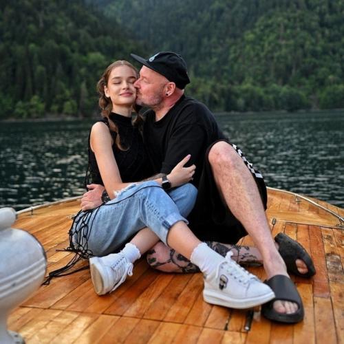 Недавно появилась информация о том, что новая жена 49-летнего режиссера марка Горобца младше его дочери. 04