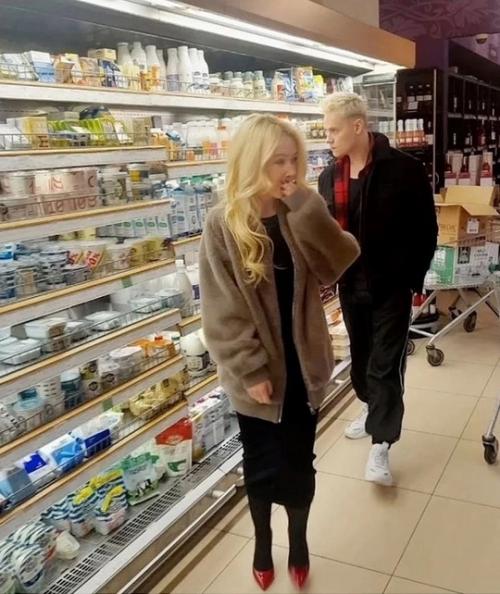 Они снова вместе в свет вышли. 01