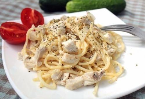 Спагетти с курицей в сливочном соусе. 

