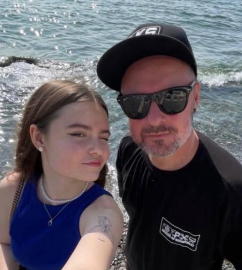 Недавно появилась информация о том, что новая жена 49-летнего режиссера марка Горобца младше его дочери. 02