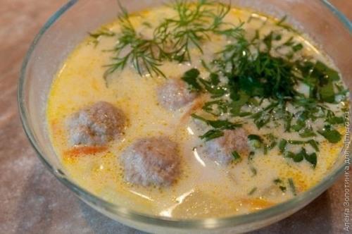 Сливочный суп с фрикадельками.

