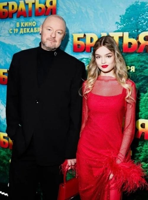 Недавно появилась информация о том, что новая жена 49-летнего режиссера марка Горобца младше его дочери. 03