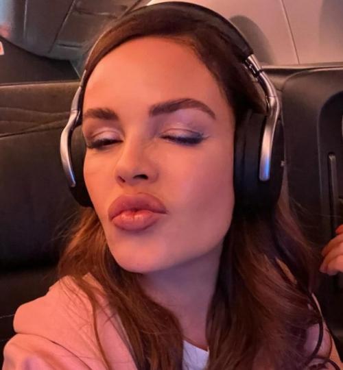 Секрет вечной молодости: Екатерина Андреева отметила свой 62-й день рождения с тренировки и приятными воспоминаниями. 04