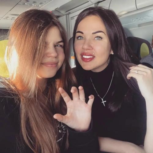 Ей не Нужно Ходить к Косметологу - Оксана Пономаренко признала, что дочке повезло с генетикой, причём не с её стороны. 02