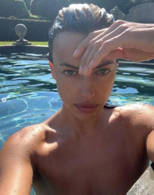 Ирина шейк без косметики и с еловой веткой: супермодель поделилась атмосферными фотографиями с отдыха. 03