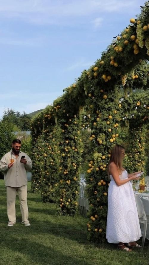 Кети топурия поделилась фотографиями с лимонами вместе с мужем. 02