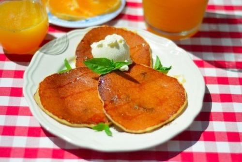 Творожные блинчики с изюмом.