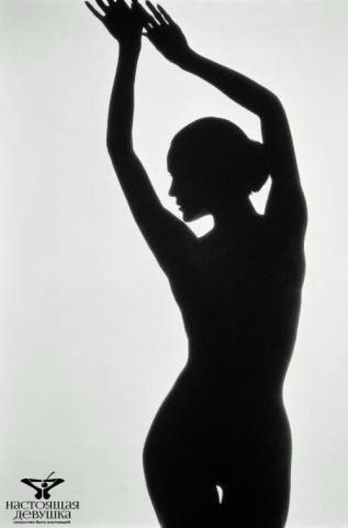 Выпрямляем осанку и мы возвращаем живот в плоское состояние.