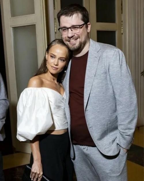 Кристина асмус высмеивает поведение Гарика Харламова, связанное с выпускным их дочери. 02