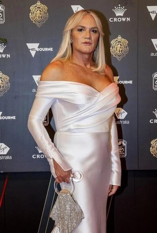 Экс - футболист вошел в топ - 100 самых горячих женщин Австралии. 01