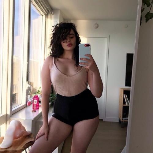 Барби Феррейра - актриса и модель плюс сайз в интервью о своей фигуре: 04