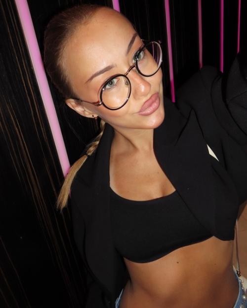 Таисия маслякова, внучка легендарного ведущего Александра маслякова, недавно отметила своё 18-летие. 02