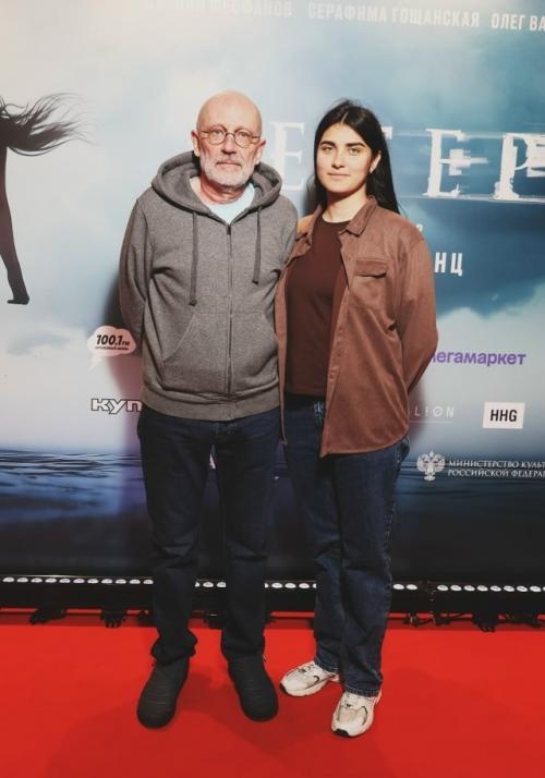 Александр Гордон впервые появился на публике вместе со своей молодой супругой - 23-летней арфисткой Софией каландадзе. 01