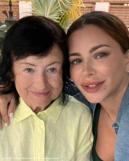 Ани Лорак трогательно поздравила маму с днем рождения, поделившись редким и архивным фото из семейного альбома.  