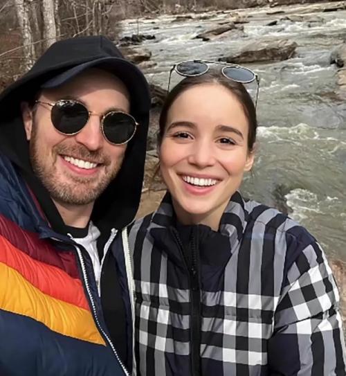 44-Летний Крис Эванс и его 29-летняя супруга альба баптиста стали родителями в прошлую субботу. 02