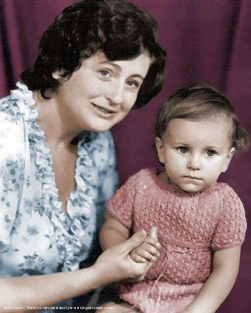 Ани Лорак трогательно поздравила маму с днем рождения, поделившись редким и архивным фото из семейного альбома. 01