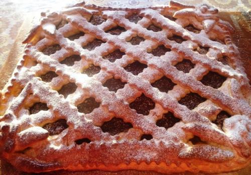 Пирог сдобный с начинкой из моркови с вареньем.

