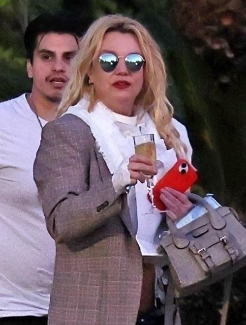 Папарацци опубликовали неудачные фото бритни Спирс и расстроили поп-звезду. 02