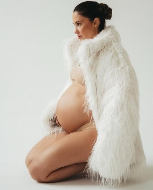 36-Летняя Агата муцениеце порадовала поклонников новой эффектной фотосессией, нежно подчёркивая свой округлившийся живот. 01